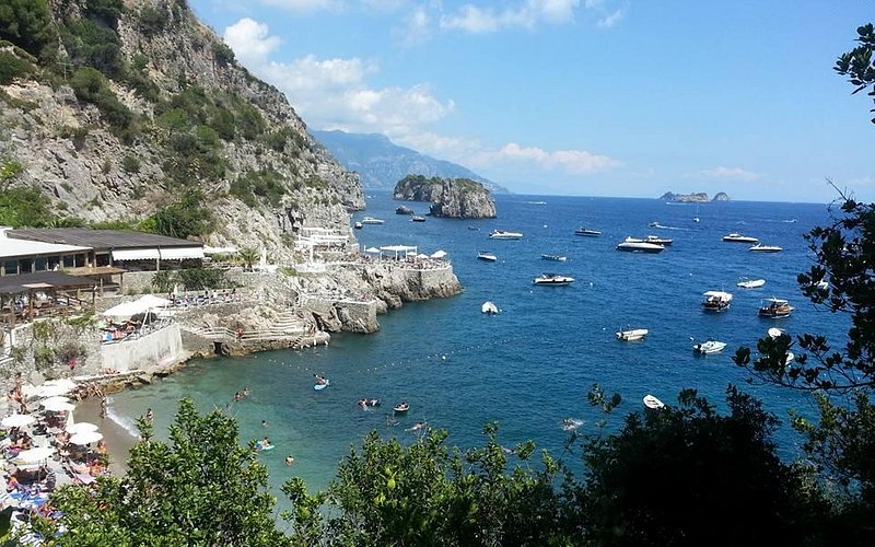 Descubre la fascinante Spiaggia di Recommone en la Costa Amalfitana