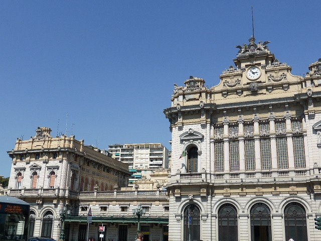 Stazione di Genova Brignole: Una parada conveniente y funcional en el corazón de Génova