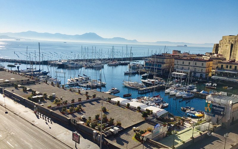 El encanto del Lungomare: Un paseo obligado en Nápoles