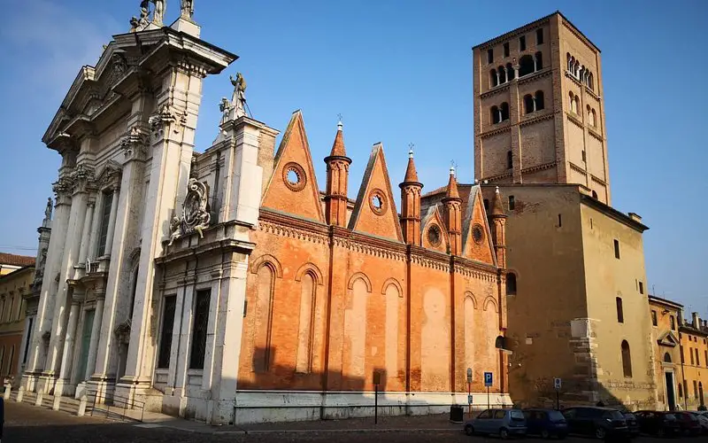 El Duomo - Cattedrale di San Pietro: Un tesoro en el corazón de Mantua