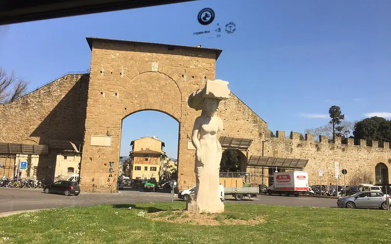 Descubriendo la historia de la Porta Romana en Florencia