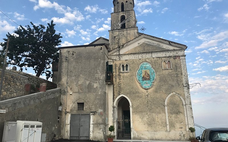 Descubriendo la encantadora Chiesa di San Michele Arcangelo en la costa Amalfitana