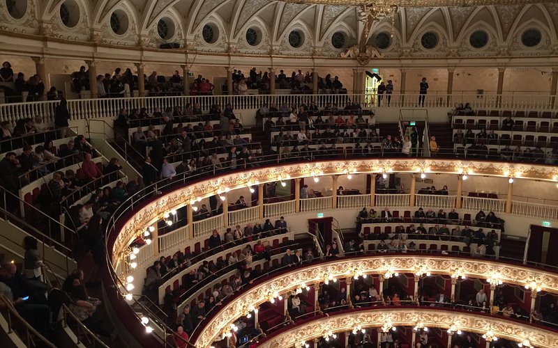 Teatro Petruzzelli: Un tesoro histórico y cultural en Bari
