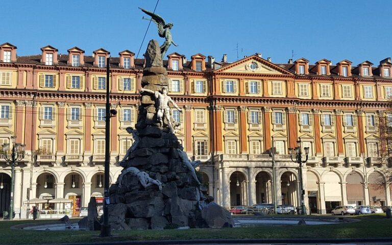 Descubre la majestuosidad de Piazza Statuto en Turín
