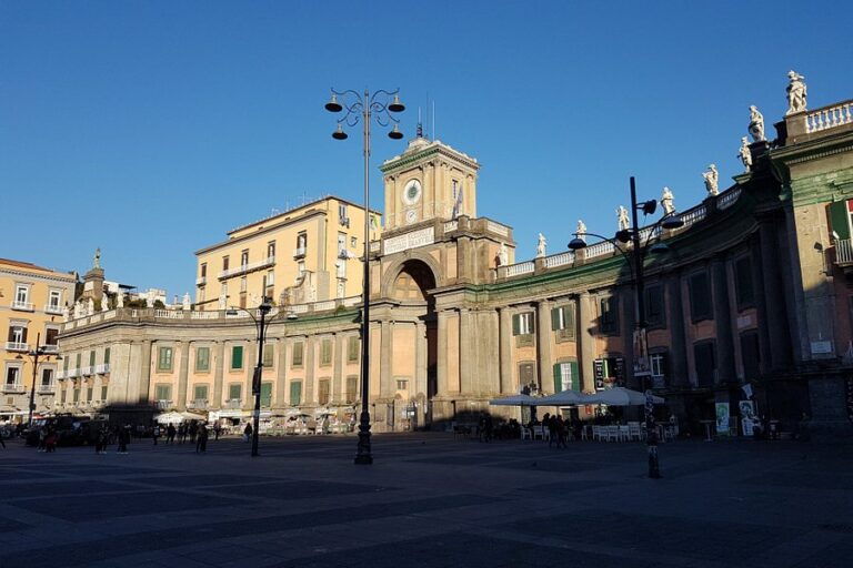 Explorando la encantadora Piazza Dante en Nápoles