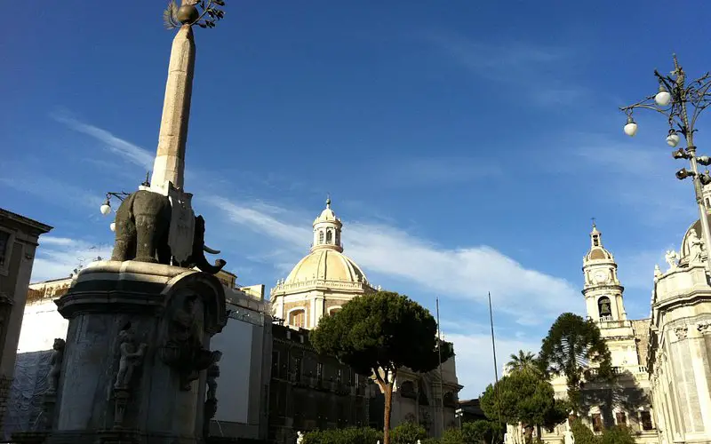 Explorando la majestuosidad de la Piazza del Duomo en Catania