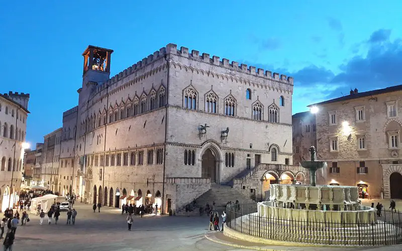 Descubre la encantadora Piazza IV Novembre en Perugia