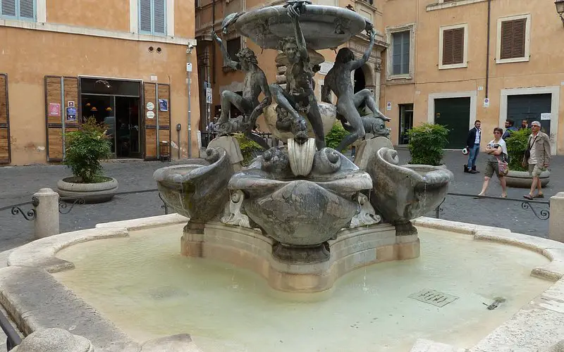 Descubre la encantadora Piazza Mattei en Roma