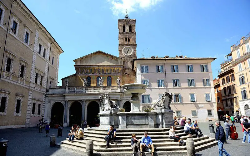 Descubre la encantadora Piazza di Santa Maria in Trastevere