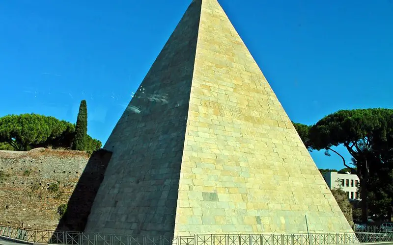 La Pirámide Cestia: Un tesoro desconocido en el corazón de Roma