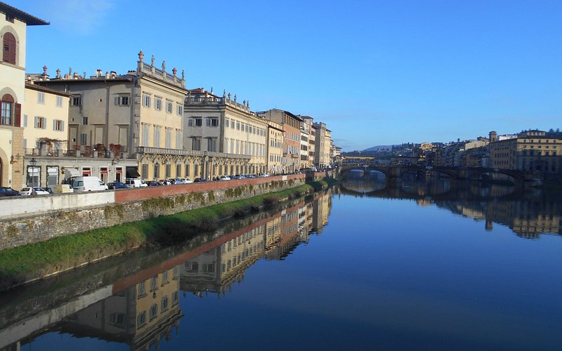 Descubre la belleza del Ponte Santa Trinita en Florencia