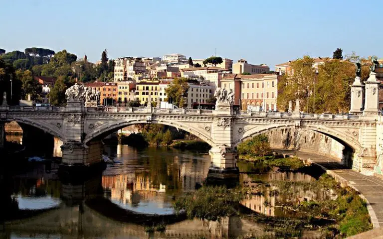 Descubre el encanto del Ponte Vittorio Emanuele II en Roma