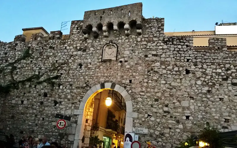 Descubre la encantadora Porta Catania di Taormina
