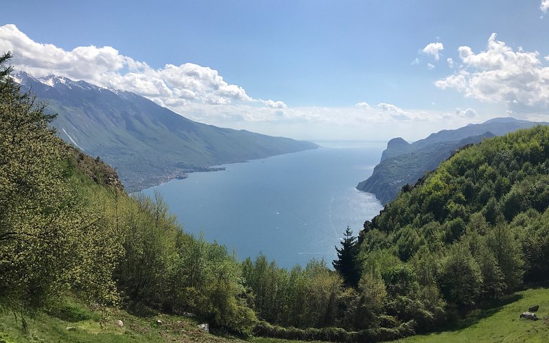 Descubre la espectacularidad de Punta Larici en el Lago de Garda