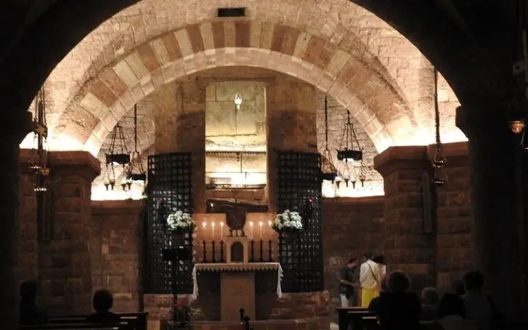 La Cripta di San Francesco: Un Lugar de Paz y Reflexión en Asís
