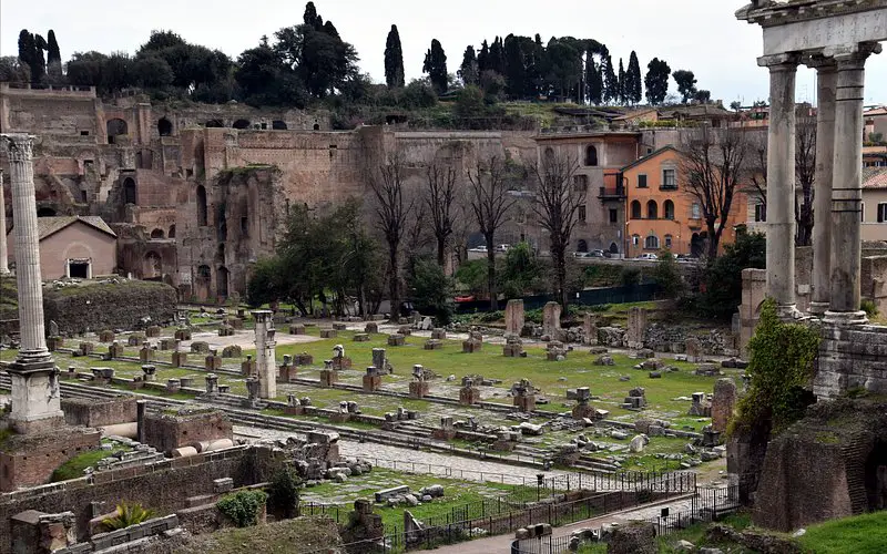 Descubre la historia de la Basilica Julia en el Foro Romano