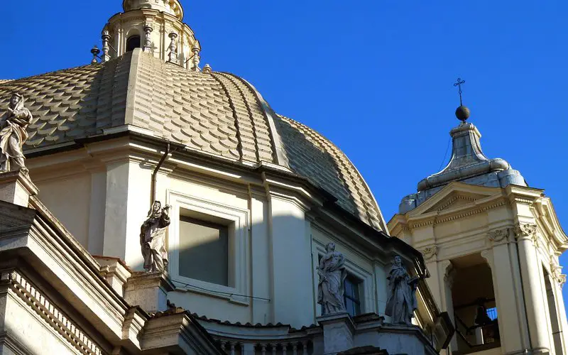 Descubre la belleza de Santa Maria in Montesanto en Piazza del Popolo