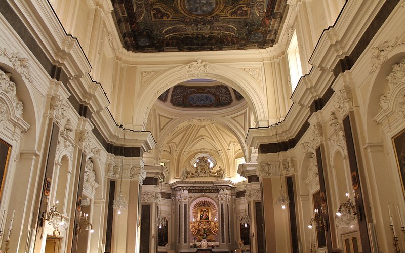 Explora la belleza histórica del Santuario della Madonna del Carmine en Sorrento