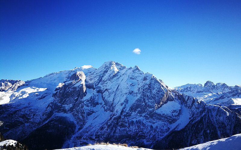 Descubre la majestuosidad de Sass Pordoi en los Dolomitas