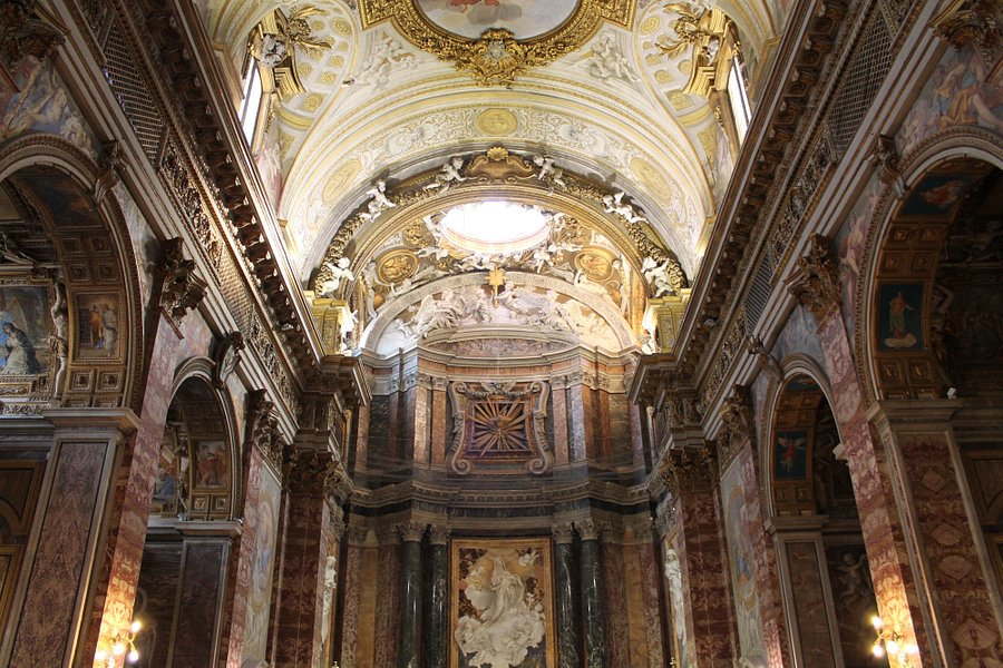 Descubre la Belleza de Santi Apostoli en Roma