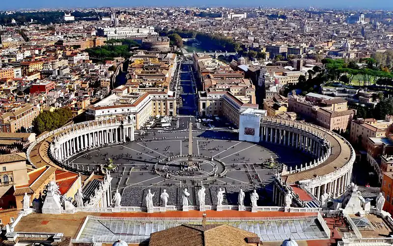 Descubre la majestuosidad de la Plaza de San Pedro en Roma