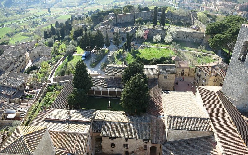 Descubre la majestuosidad de la Torre Grossa en San Gimignano