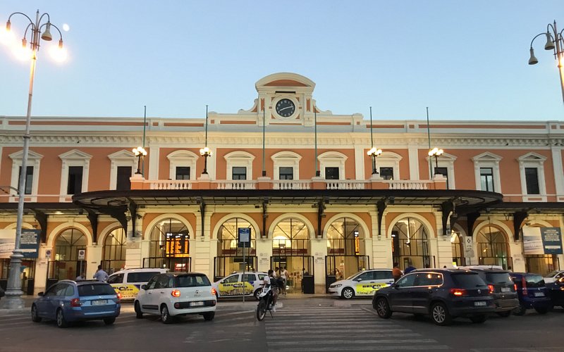 Descubre la encantadora Stazione Bari Centrale en el corazón de la ciudad
