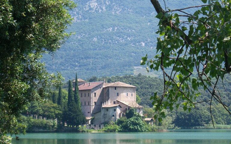 Descubre las maravillas del Castel Toblino en Trentino