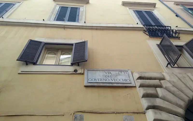 Descubre la encantadora Via del Governo Vecchio en Roma