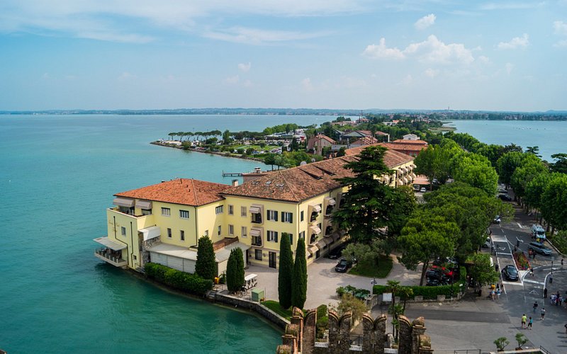 Descubre la encantadora belleza de Centro Storico Sirmione en el Lago di Garda
