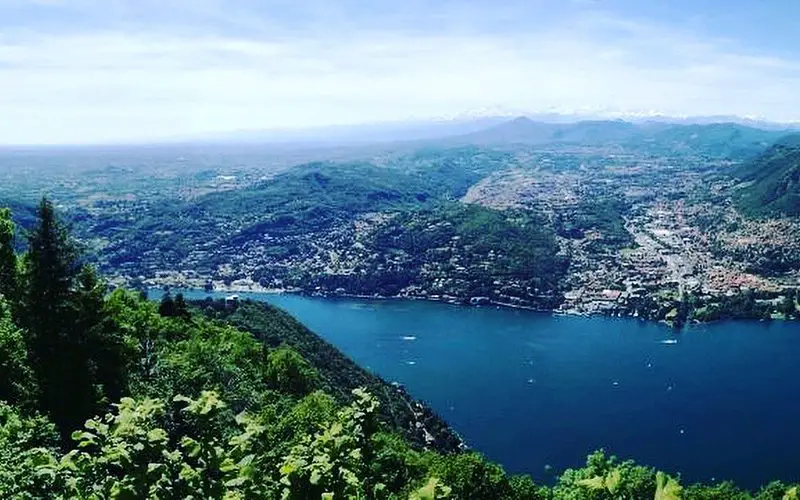 Descubre el encanto del Faro Voltiano en Brunate