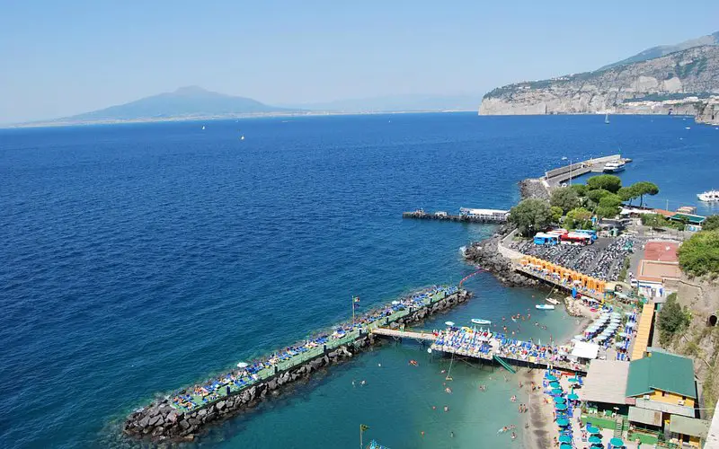 Descubre Villa Comunale: Un rincón pintoresco junto al mar en Sorrento