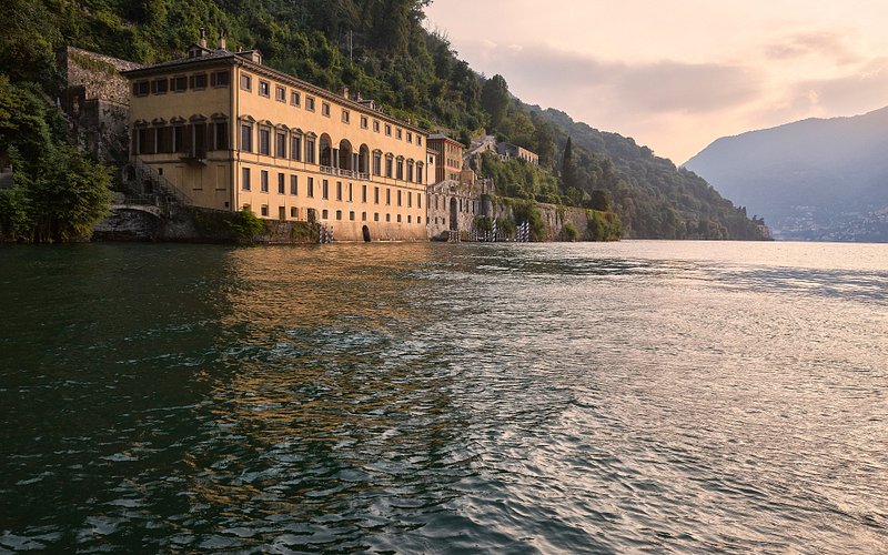 Descubre la majestuosidad de Villa Pliniana en el lago Como