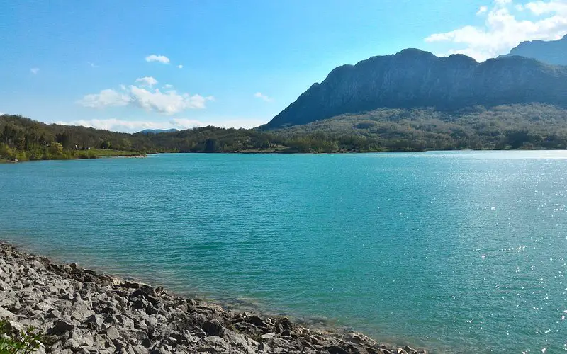 Descubre la belleza del Lago di Castel San Vincenzo