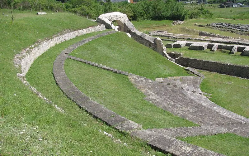 Descubre el encanto del Anfiteatro Romano di Amiternum